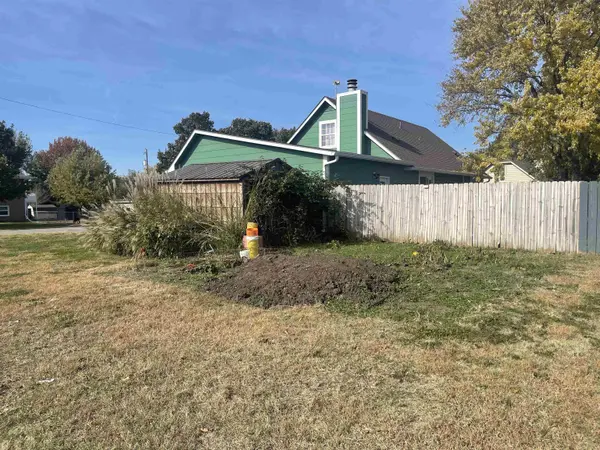 520 Chenelle St, Douglass, KS 67039