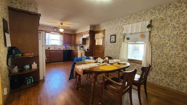 102 W Garfield Ave, Mayfield, KS 67103