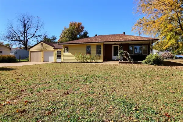 237 S 3rd St, Clearwater, KS 67026