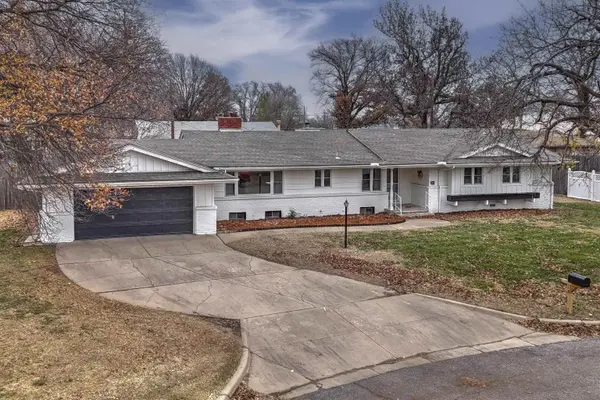 18 Easy St, Winfield, KS 67156