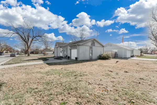 1129 W 18th Ave, Hutchinson, KS 67502