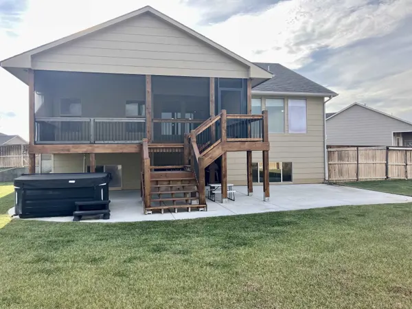1160 N Countrywalk Ct, Rose Hill, KS 57133