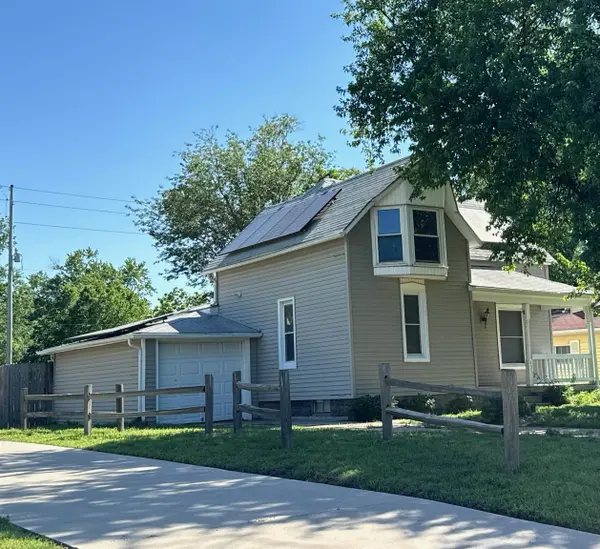 427 E 11th St, Newton, KS 67114