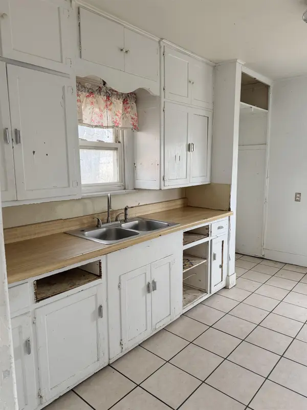 813 W 2nd St, Liberal, KS 67901