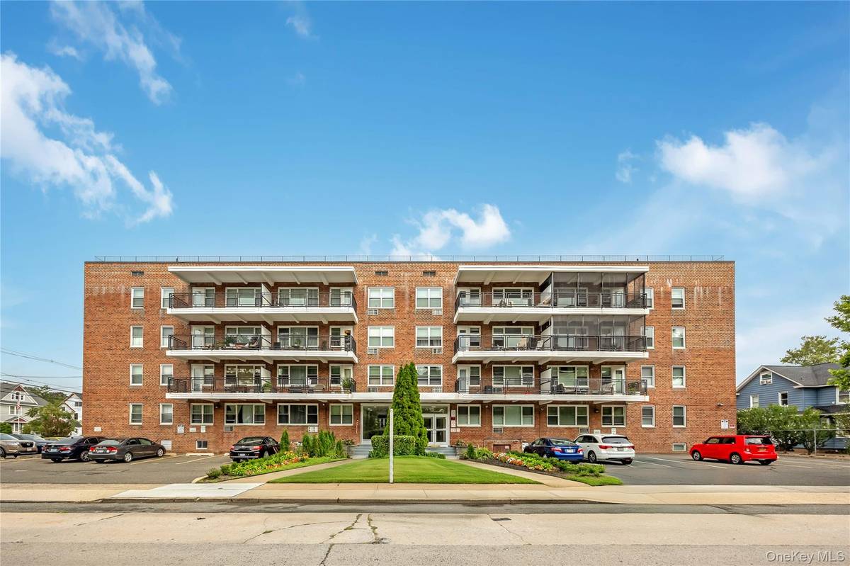 100 Randall AVE #3D, Freeport, NY 11520