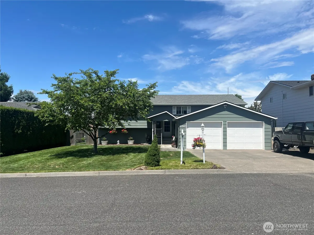 1267 SE Constitution DR, College Place, WA 99324