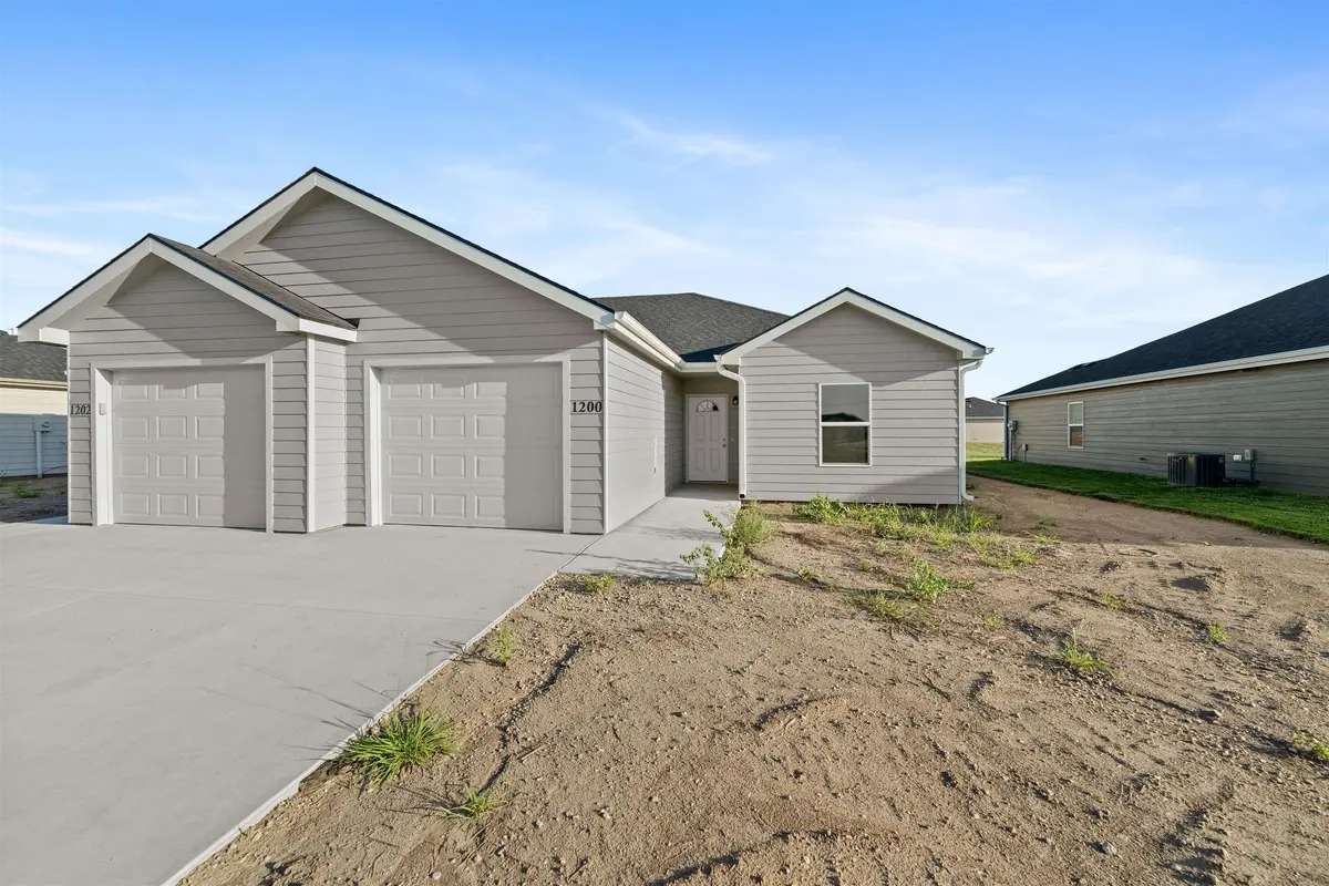 1200 Harbor Dr, Salina, KS 67401