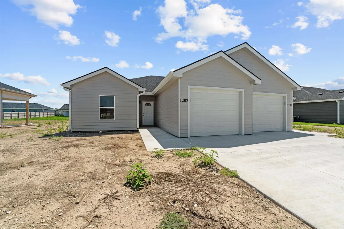 1202 Harbor Dr, Salina, KS 67401
