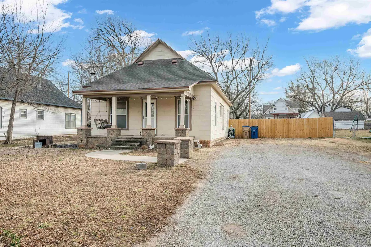 222 N Tracy St, Clearwater, KS 67026