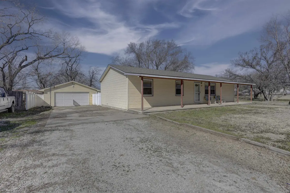 507 N College St, Winfield, KS 67156