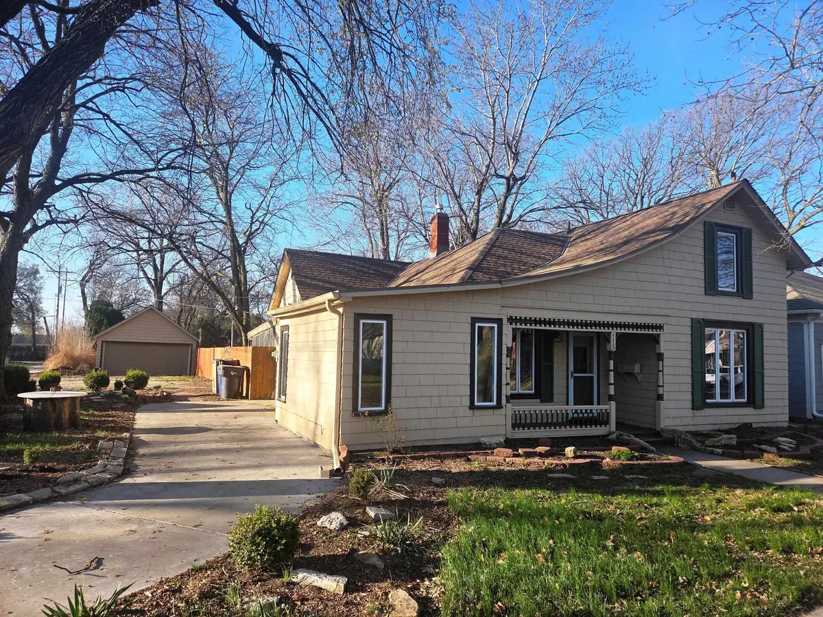 115 SW 4th St, Newton, KS 67114