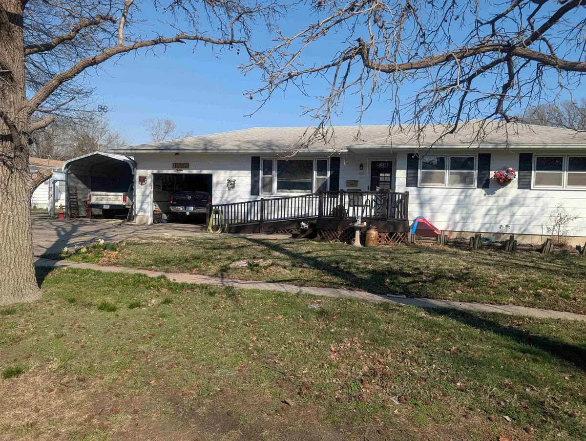 208 S Cedar St, Hillsboro, KS 67063