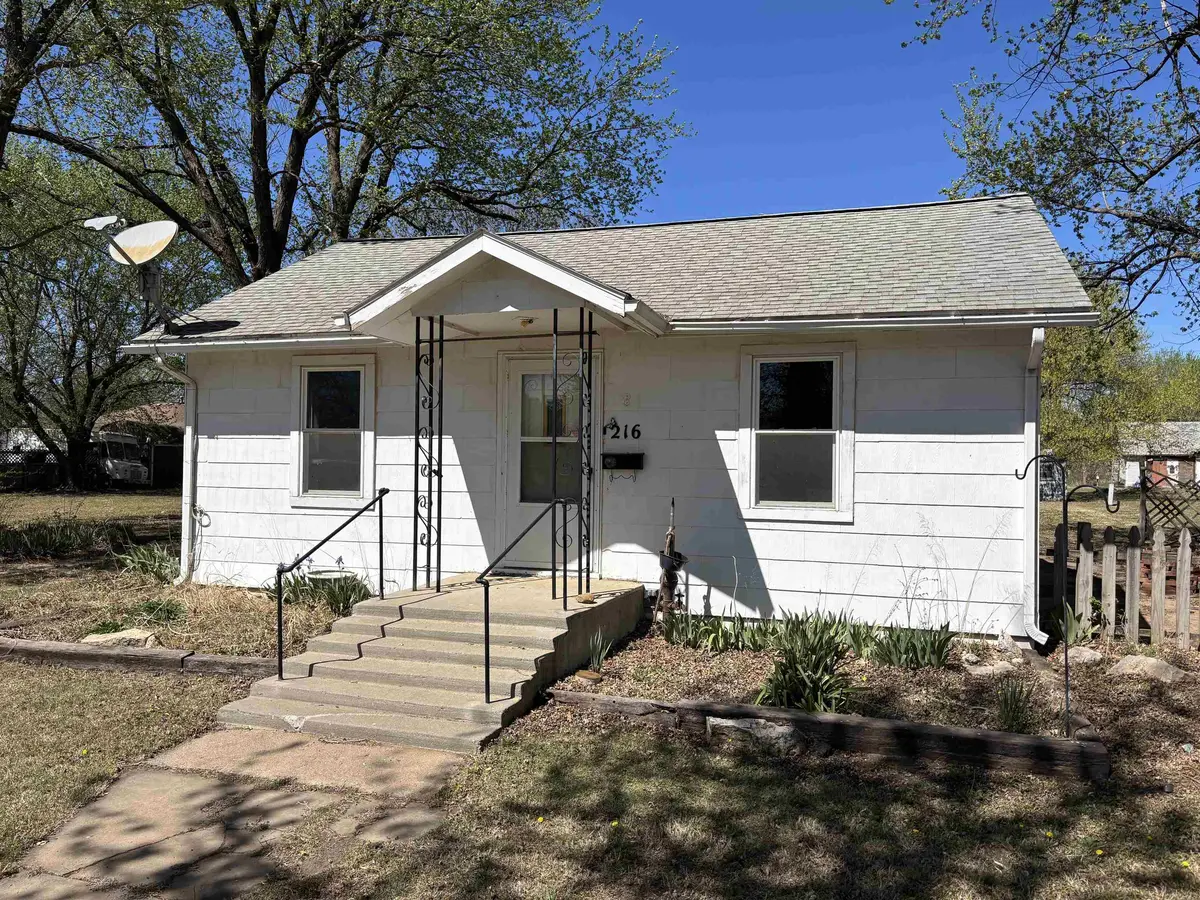 216 E 8th St, Harper, KS 67058