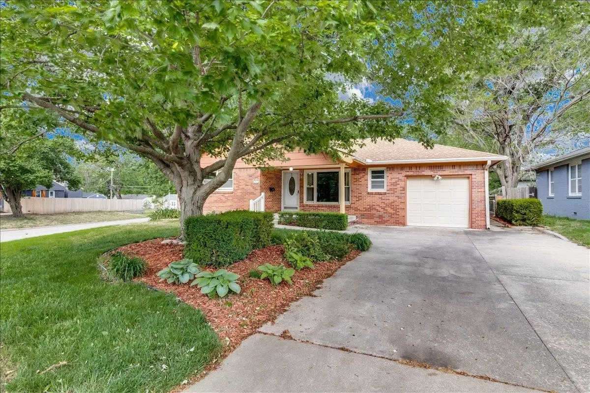 901 N El Paso Dr, Derby, KS 67037