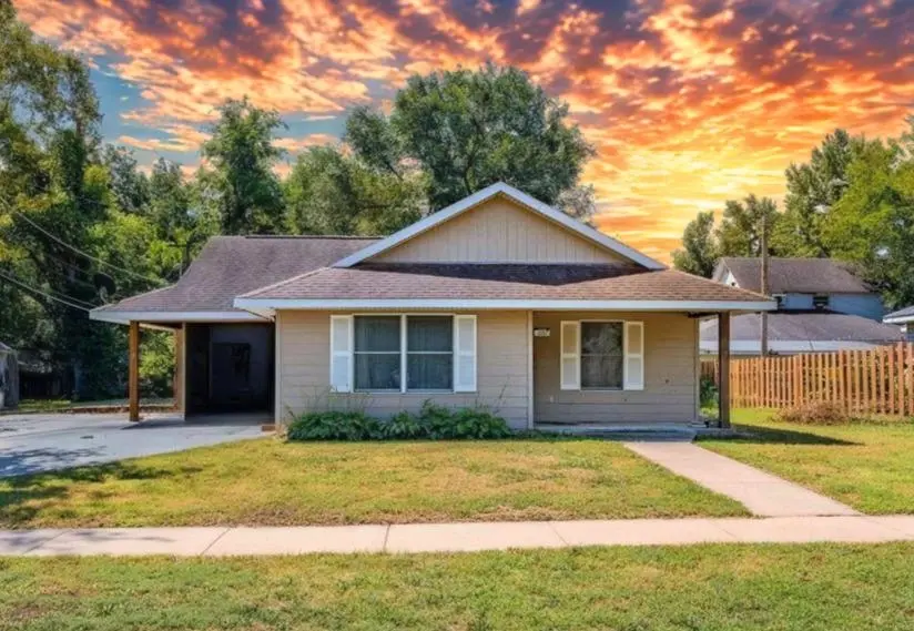 219 W 13th Ave, Winfield, KS 67156