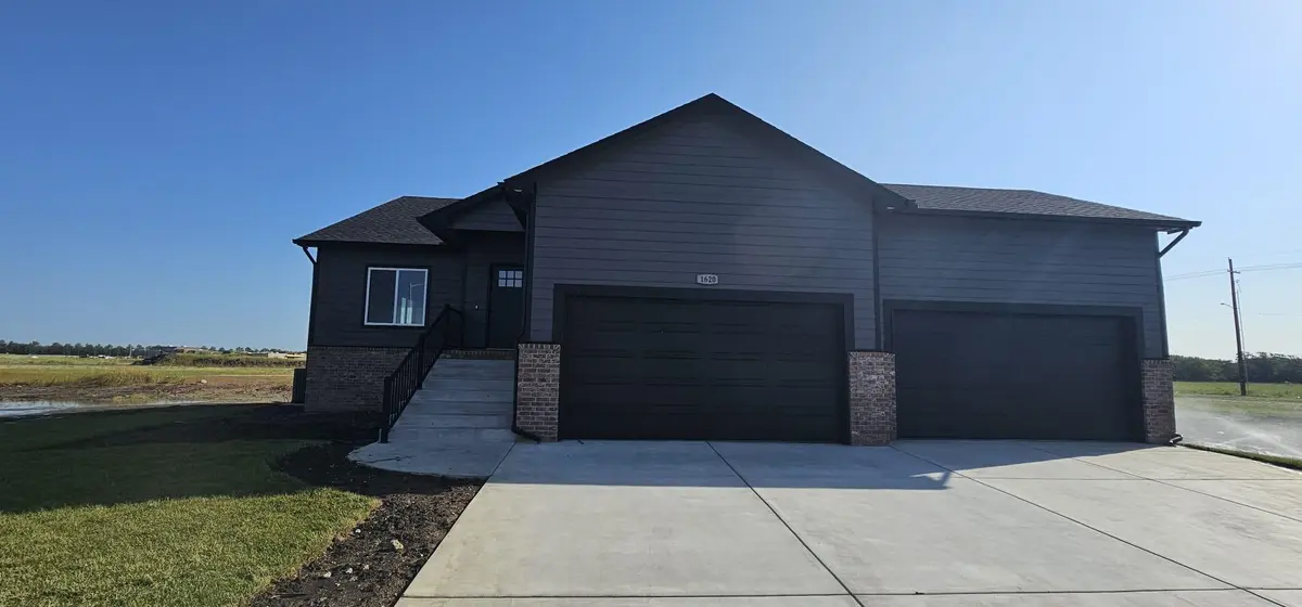 1620 E Midway Ct, Valley Center, KS 67147