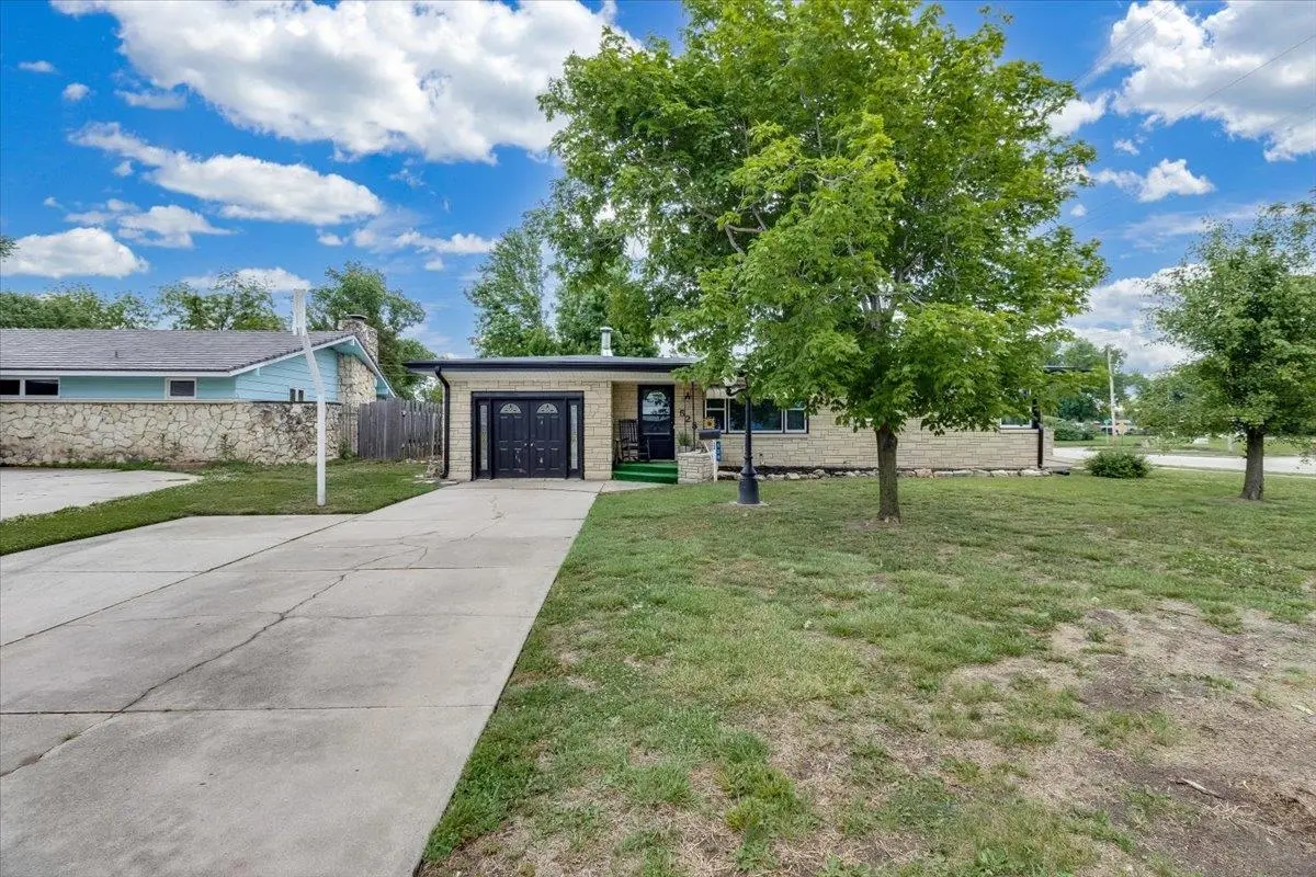 528 Sweezy, Halstead, KS 67056