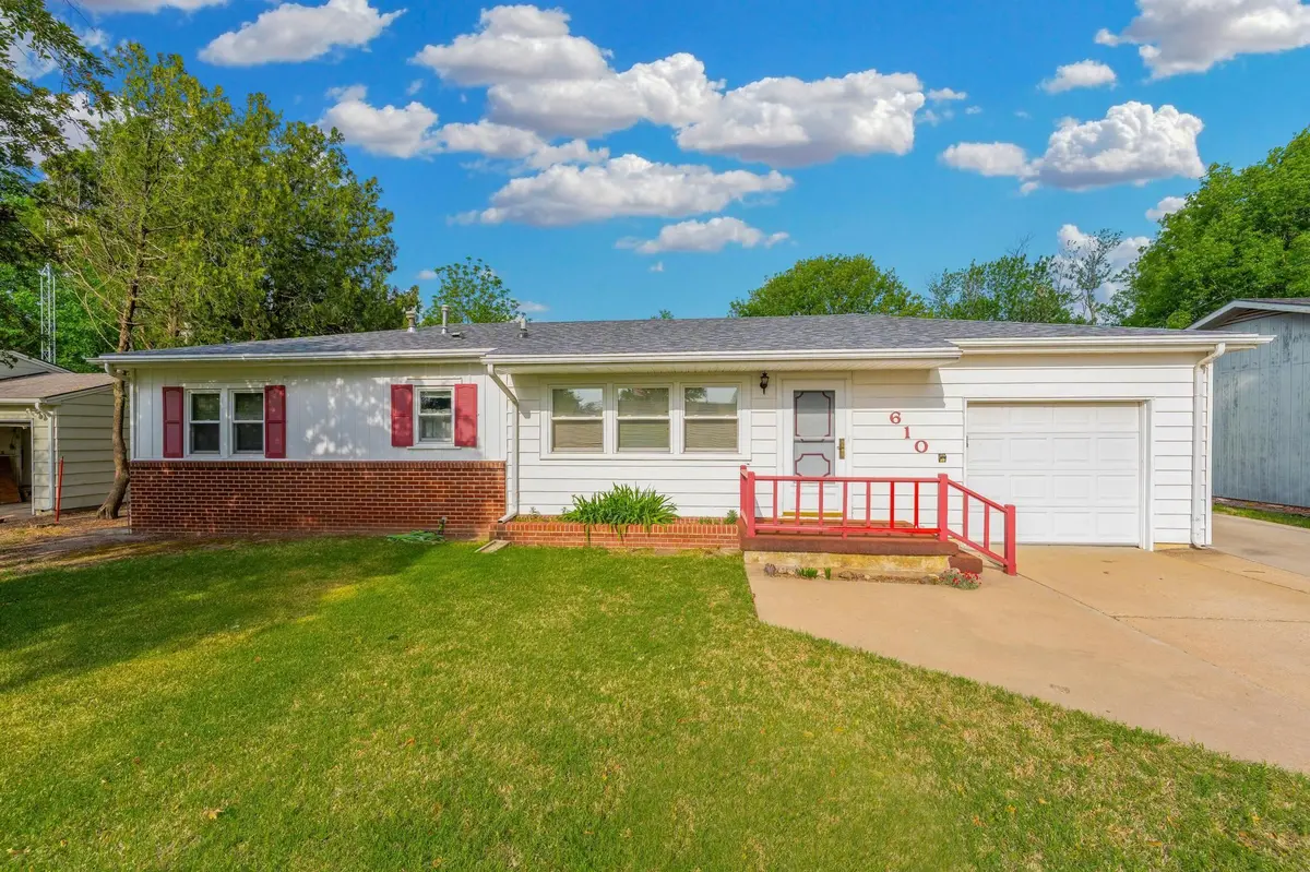610 Morningside Dr, Wellington, KS 67152