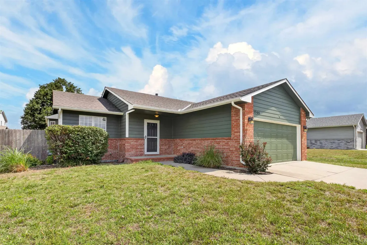 1744 N Country Walk Ln, Mulvane, KS 67110