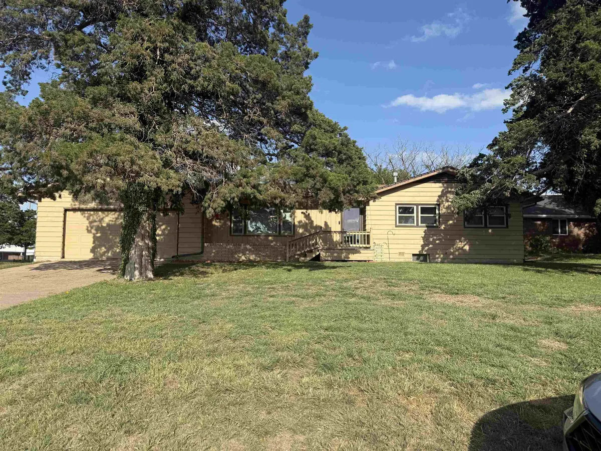 121 N 12th St, Conway Springs, KS 67031