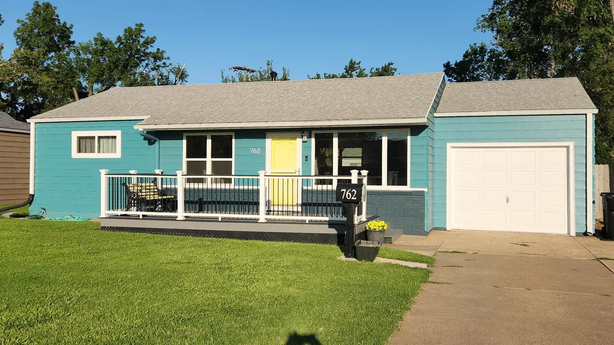 762 Plaza Dr, Salina, KS 67401