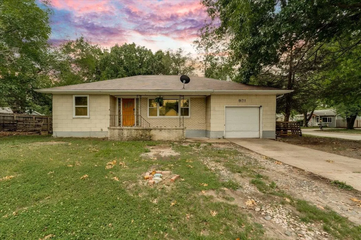 921 W 5th, Newton, KS 67114