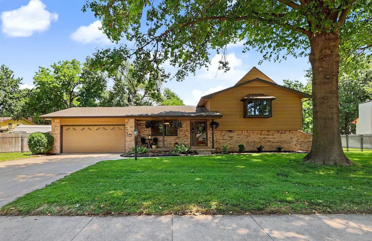706 N Brook Forest Rd, Derby, KS 67037