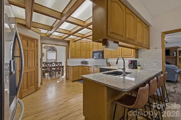 46 Mariners Point LN, Hickory, NC 28601