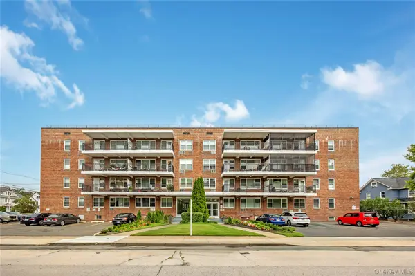 100 Randall AVE #3D, Freeport, NY 11520