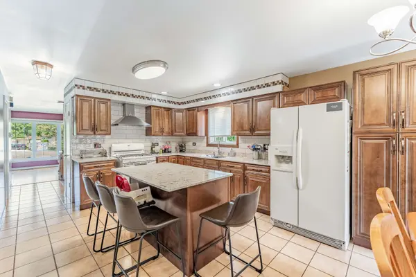 433 E Cherry Hill DR, Addison, IL 60101