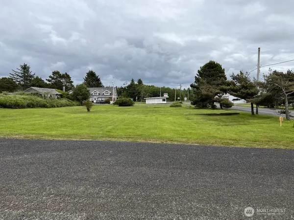 34 Main ST, Pacific Beach, WA 98571