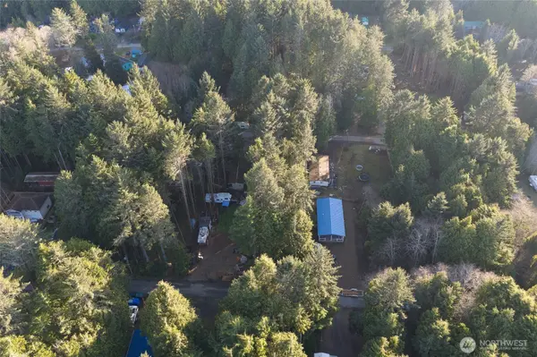 40 Robin LN, Pacific Beach, WA 98571