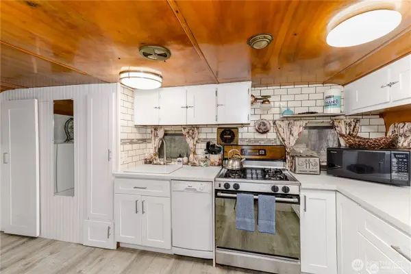 17 Thompson Point RD, Port Angeles, WA 98363