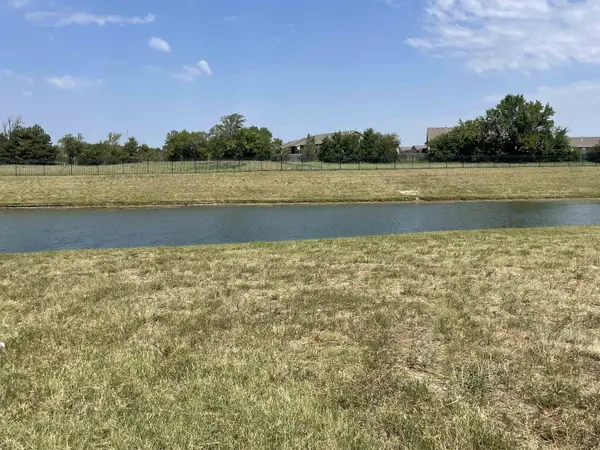 8482 E Deer Run,  Bel Aire,  KS 67226