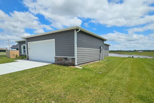 220 S Gatewood St, Valley Center, KS 67147