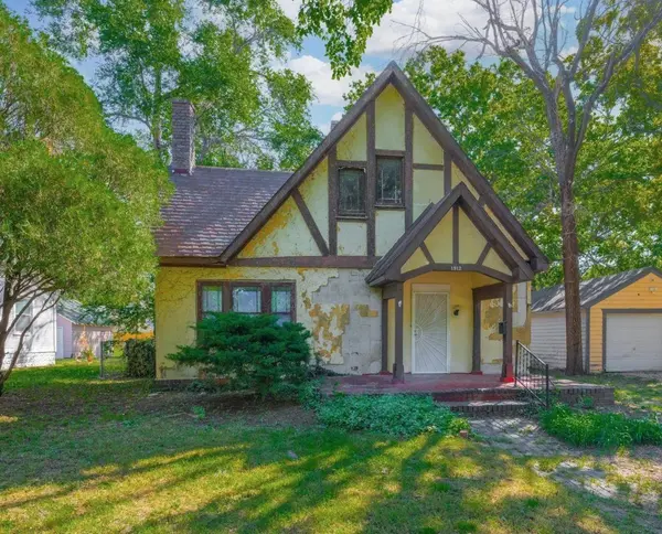 1912 N Park Pl, Wichita, KS 67203-2544