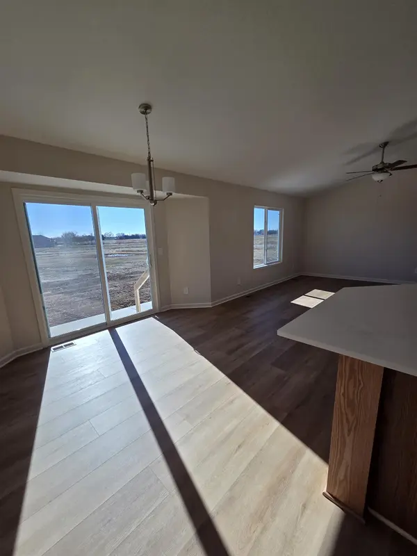 215 Summer Dr, Newton, KS 67114