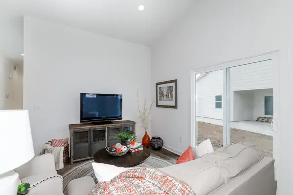 5338 N Pinecrest St, Bel Aire, KS 67220