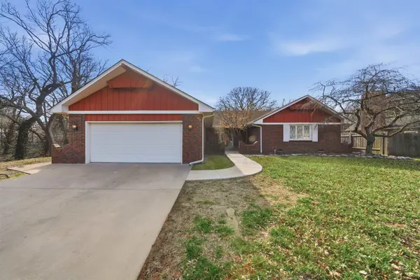 1213 E Brook Forest Ct, Derby, KS 67037