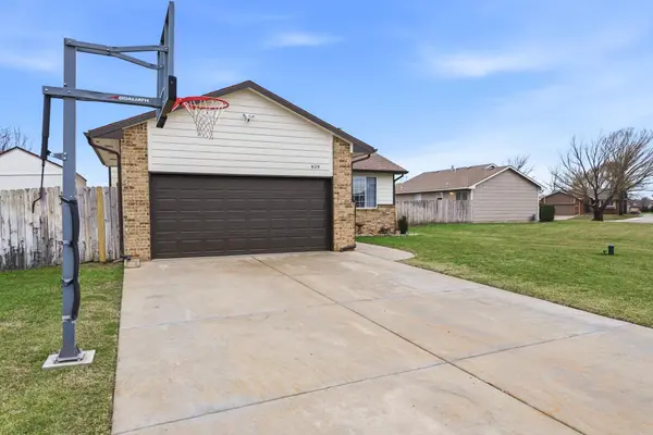 628 Union Park Cir, Colwich, KS 67030