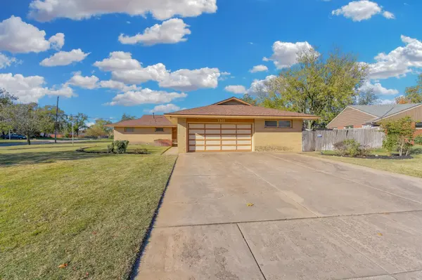 1301 N Arrowhead Dr, Wichita, KS 67203