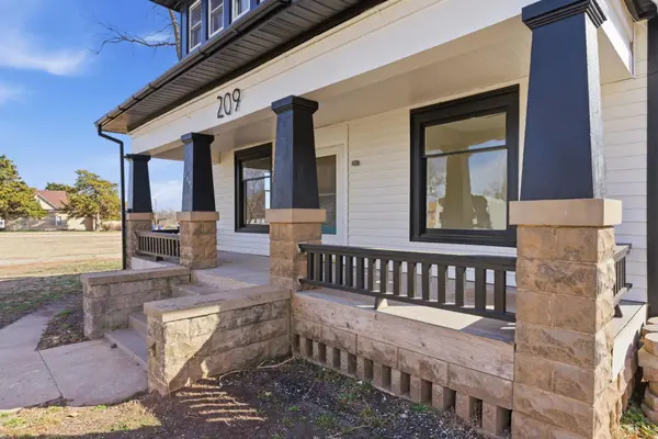 209 W Kansas Ave, Conway Springs, KS 67031