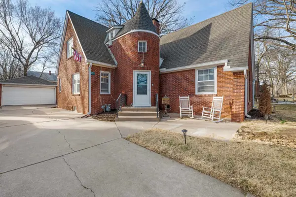 153 N Parkwood Ln, Wichita, KS 67208