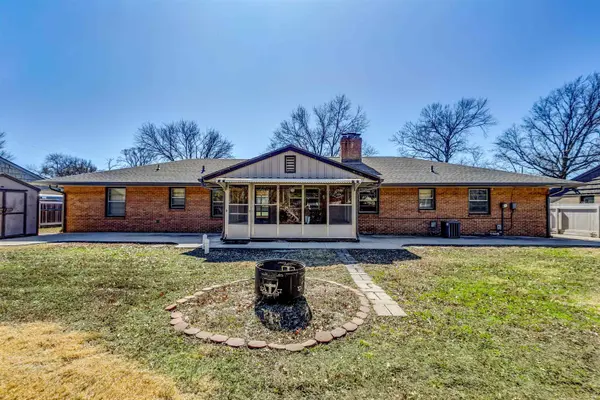 6330 E Willowbrook Rd, Wichita, KS 67218