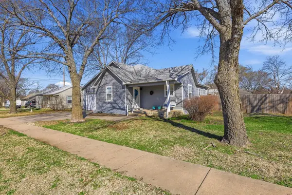 226 E 1st St, Douglass, KS 67039