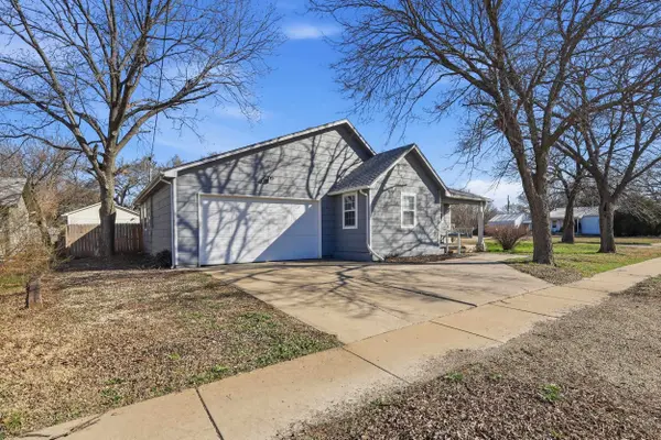 226 E 1st St, Douglass, KS 67039