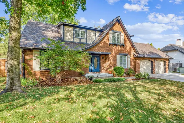 8509 E Stoneridge Ln, Wichita, KS 67206