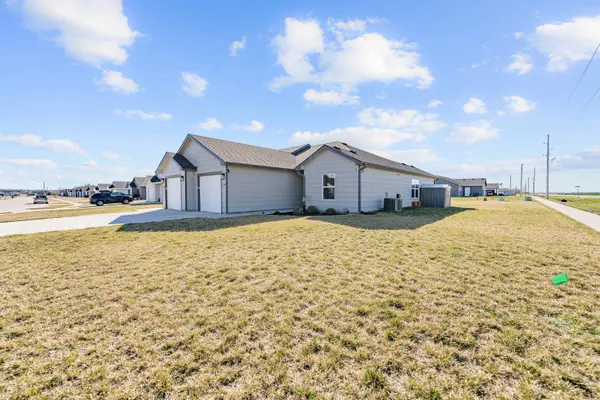 1104 Harbor Dr, Salina, KS 67401