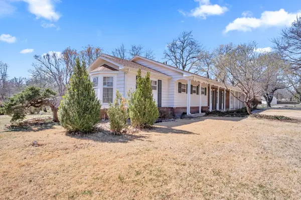17 Circle Dr, Newton, KS 67114