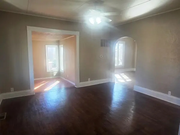 115 SW 4th St, Newton, KS 67114